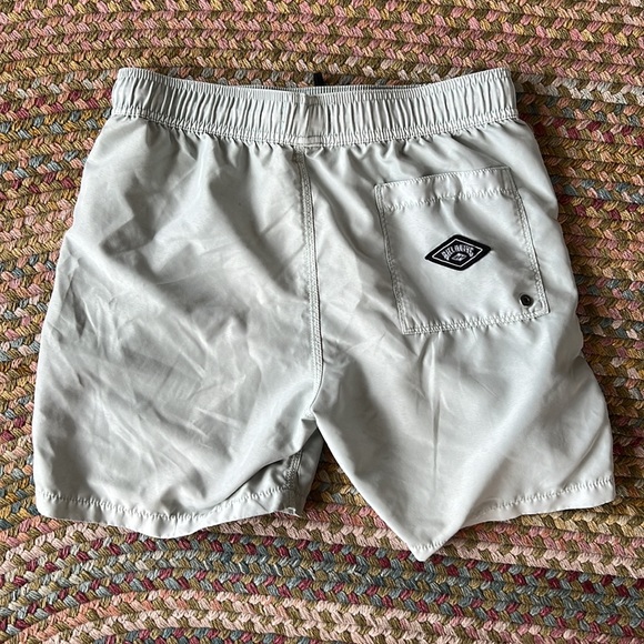 Billabong Shorts - Picture 2 of 2